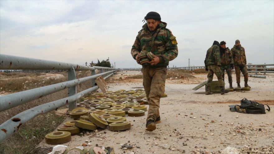 Fuerzas sirias eliminan minas terrestres en la carretera que conecta la ciudad norteña de Alepo y la capitalina Damasco, 15 de febrero de 2020. (Foto: AFP)