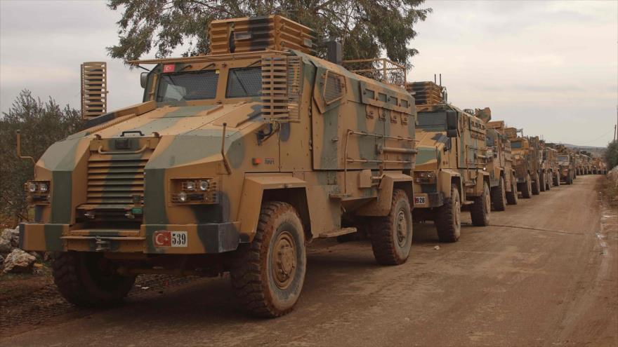 Un convoy de vehículos blindados del Ejército turco desplegado en la provincia siria de Idlib, 15 de febrero de 2020. (Foto: AFP)