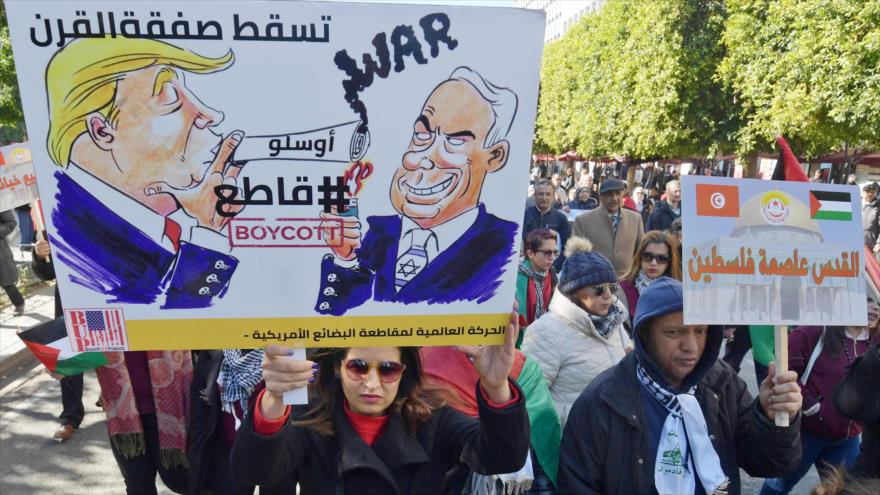 Los manifestantes tunecinos sostienen pancartas contra el plan antipalestino de Estados Unidos, 5 de febrero de 2020. (Foto: AFP)