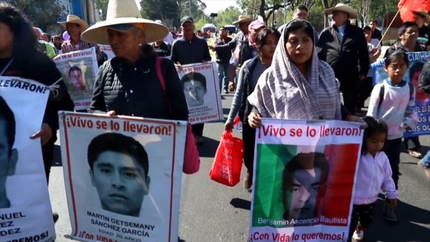 Activistas participan en caravana por los 43 de Ayotzinapa