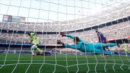 Vídeo: Increíble maniobra del portero salva al FC Barcelona