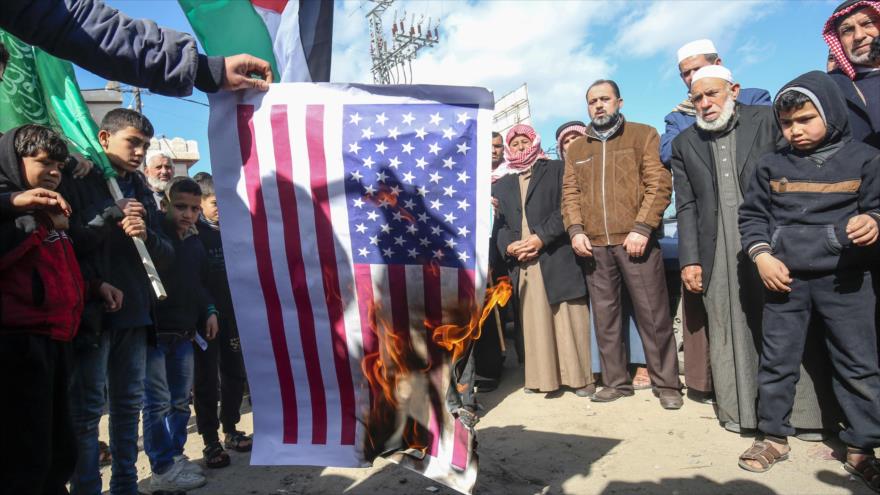 Palestinos queman bandera de EE.UU. en una protesta en la Franja de Gaza, 31 de enero de 2020. (Foto: AFP)