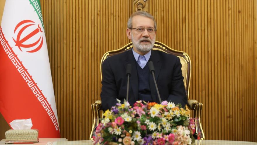 El presidente del Parlamento iraní, Ali Lariyani, habla con la prensa en Teherán antes de viajar a Siria, 16 de febrero de 2020. (Foto: ICANA)