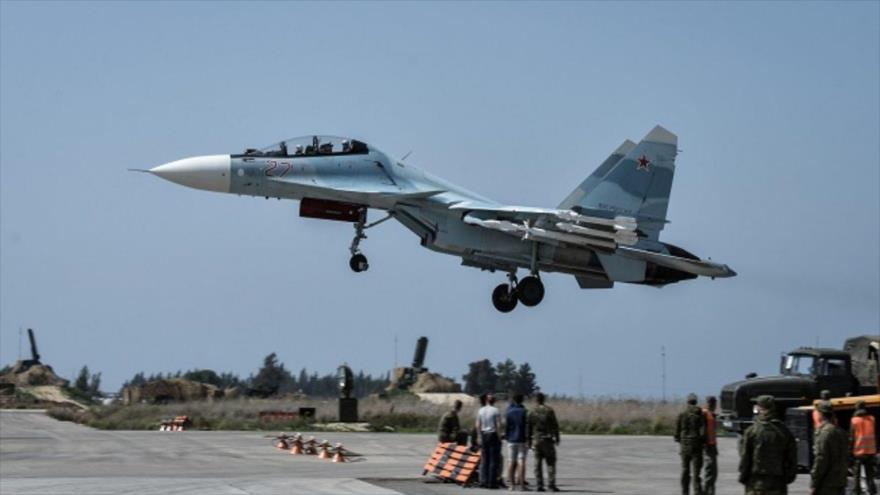 Un avión militar ruso en la base aérea de Hmeymim en Siria.