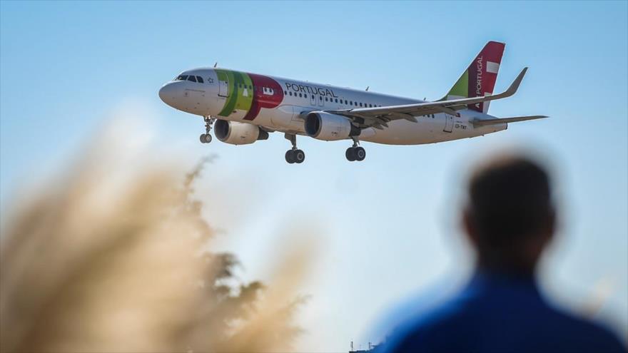 Avión de la aerolínea portuguesa TAP se prepara para aterrizar en Lisboa, 3 de octubre de 2018.