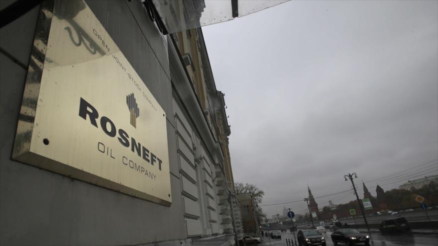 La sede de la petrolera estatal rusa Rosneft en Moscú, capital de Rusia.