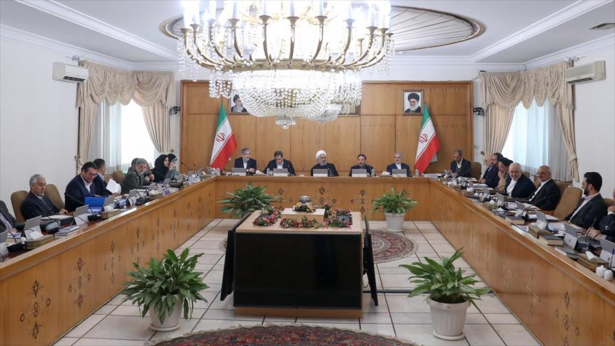 Rohani llama a presencia en legislativas y urge a romper sanciones