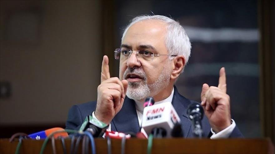 El ministro de Asuntos Exteriores de Irán, Mohamad Yavad Zarif, habla ante la prensa en Teherán, la capital. (Foto: Tasnim)