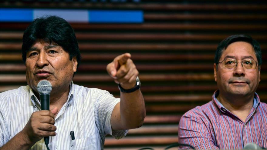 El presidente depuesto de Bolivia, Evo Morales, y el candidato presidencial boliviano para MAS, Luis Arce (drcha.), 17 de febrero de 2020. (Foto: AFP)