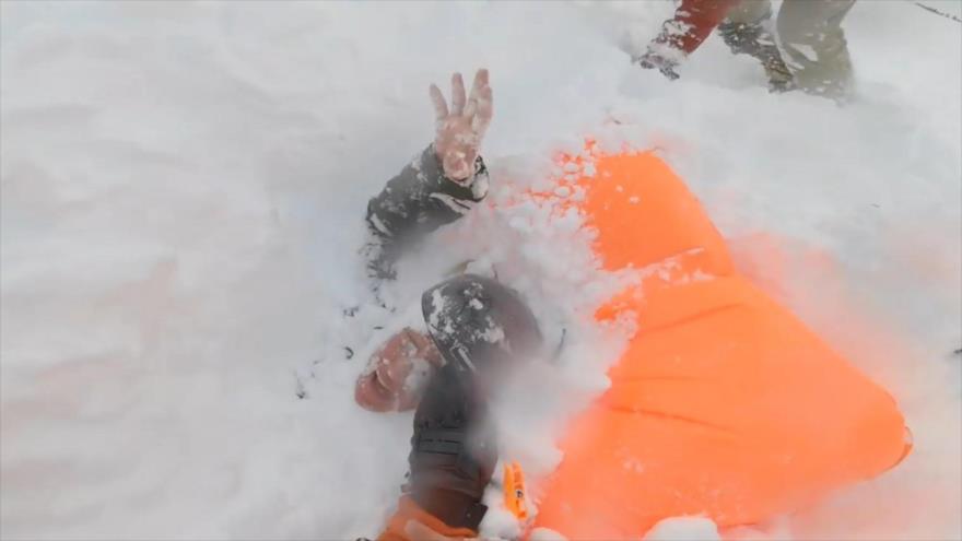 Vídeo muestra cómo rescatan a mujer enterrada por avalancha