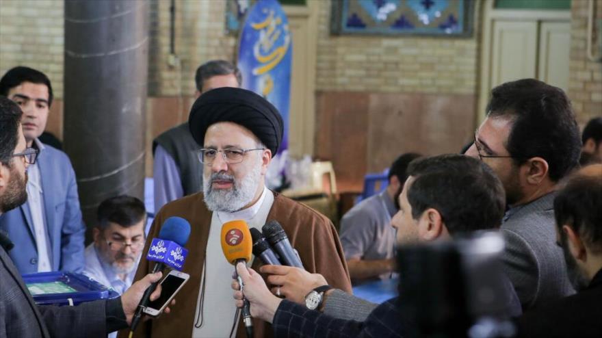 Presidente del Poder Judicial de Irán, Seyed Ebrahim Raisi, tras ejercer su derecho al voto en las elecciones, 21 de febrero de 2020. (Foto: IRNA)