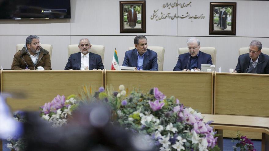 El vicepresidente primero iraní, Eshaq Yahanguiri (centro), durante una reunión con funcionarios persas, 20 de febrero de 2020. (Foto: AFP)