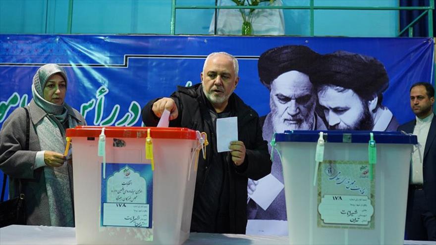 El canciller iraní, Mohamad Yavad Zarif, emite su voto en un colegio electoral en Teherán, 21 de febrero de 2020.