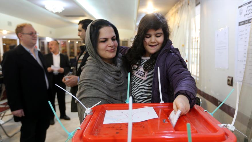 Los iraníes emiten su voto en un colegio electoral en Teherán, 21 de febrero de 2020.