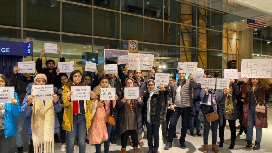 Activistas se manifiestan en el aeropuerto Logan, Massachusetts, EE.UU., contra la detención de un estudiante iraní, 20 de enero de 2020.