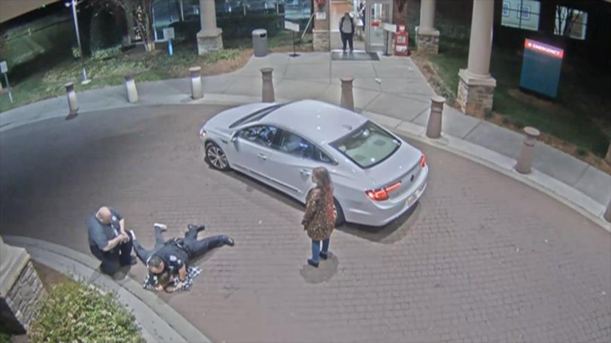 Vídeo: Policía de EEUU golpea a joven en presencia de su madre