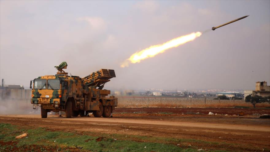 Una unidad de artillería del Ejército turco lanza misiles contra las fuerzas sirias en la provincia de Alepo, 14 de febrero de 2020. (Foto: AFP)