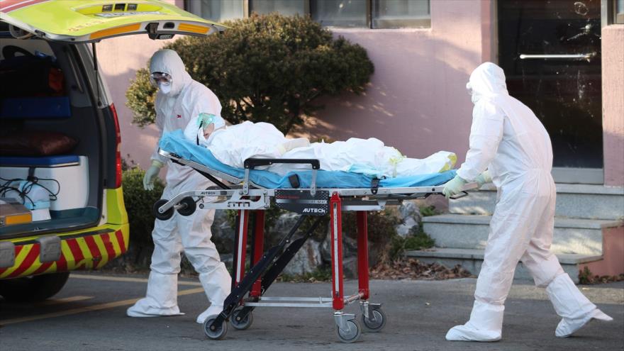 Transfieren a un paciente sospechoso de coronavirus en el condado de Cheongdo, en el sureste de Corea del Sur, 21 de febrero de 2020. (Foto: AFP)