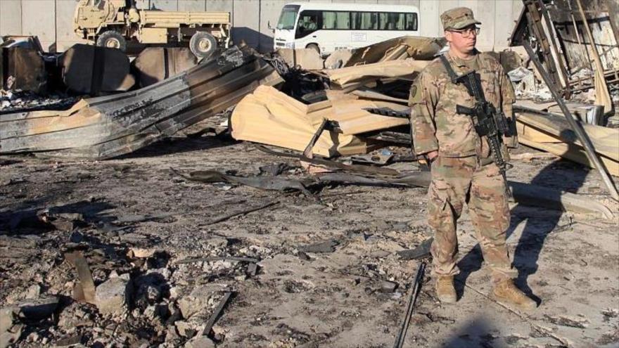 Un soldado estadounidense entre los escombros de la base aérea Ain Al-Asad en Irak, 17 de enero de 2020.