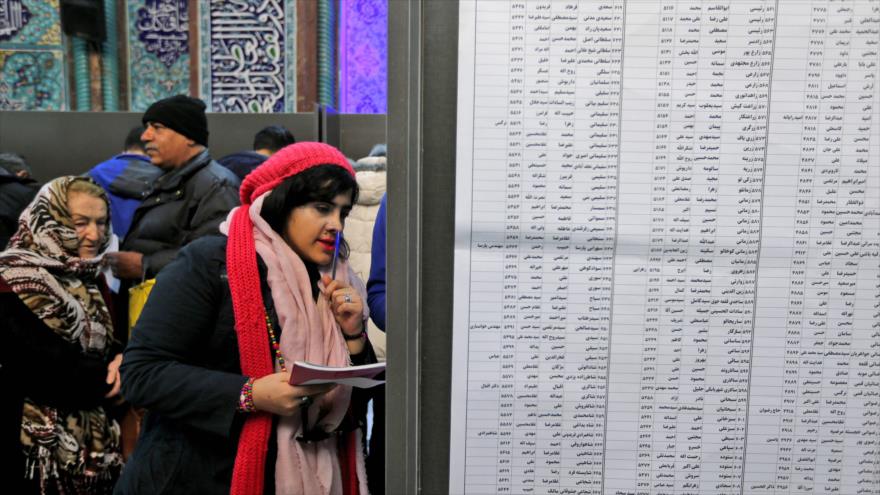 Una mujer iraní se prepara para emitir su voto durante las elecciones en un colegio electoral en Teherán (capital), 21 de febrero de 2020. (Foto: AFP)