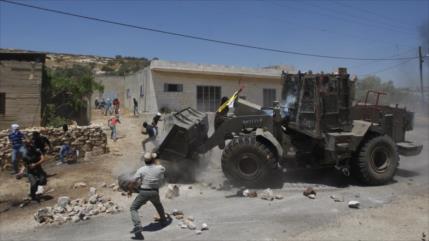 Vídeo: Buldócer israelí golpea con bloques de piedra a palestinos