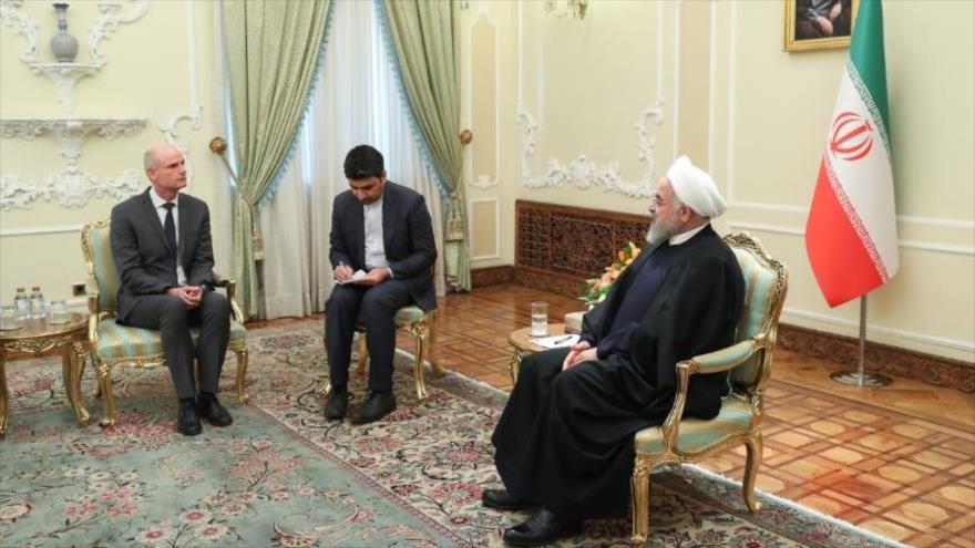 El presidente de Irán, Hasan Rohani (dcha.), recibe al canciller holandés, Stef Blok, 22 de febrero de 2020.