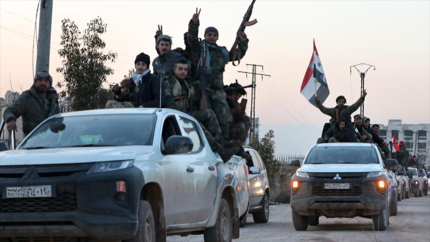 Un convoy del Ejército sirio entra en el área de Al-Lirmun, en la provincia de Alepo, en el noroeste de Siria, 17 de febrero de 2020. (Foto: AFP)