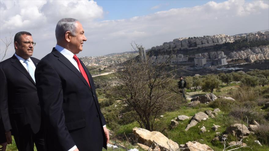 El premier israelí, Benjamín Netanyahu, mira una visión general del asentamiento de Har Homa, en la ciudad de Al-Quds (Jerusalén), 20 de febrero de 2020.