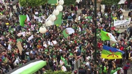 Argelinos vuelven a calles un año tras derrocamiento de Buteflika