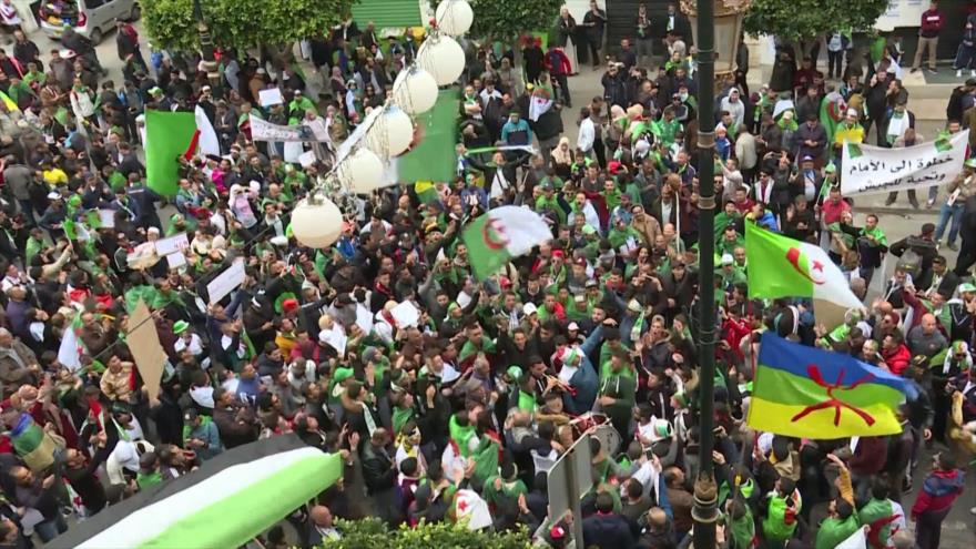 Argelinos vuelven a calles un año tras derrocamiento de Buteflika