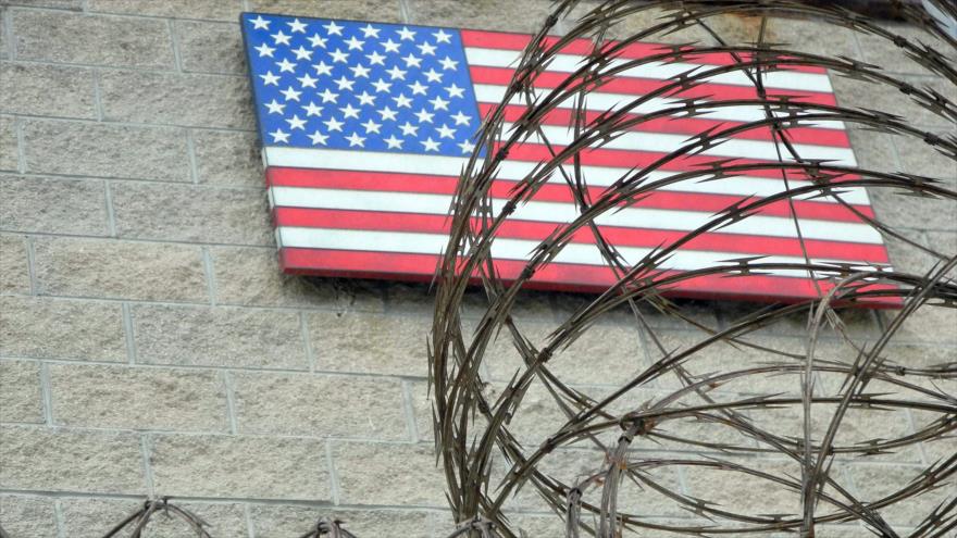 La bandera estadounidense en la base naval de EE.UU. en la bahía de Guantánamo, Cuba, 7 de agosto de 2013. (Foto: AFP)