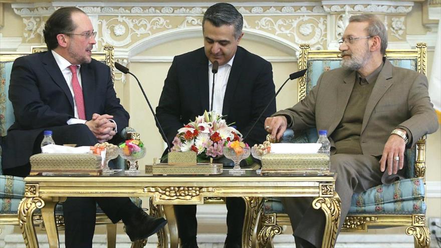 El jefe de la Diplomacia austriaca, Alexander Schellenberg (izq.), y el presidente del Parlamento iraní, Ali Lariyani, 23 de febrero de 2020.