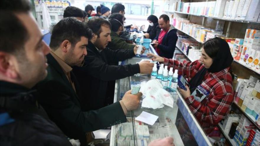 Los iraníes compran mascarillas protectoras en una farmacia para evitar contraer la infección por coronavirus, 20 de febrero de 2020. (Foto: Reuters)