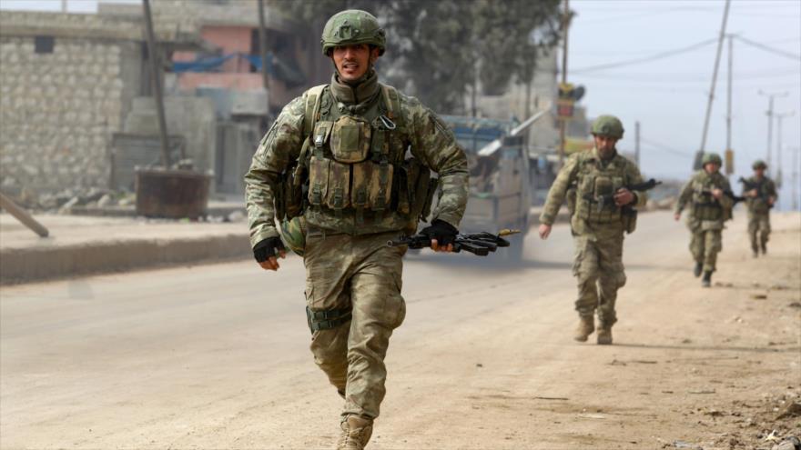 Tropas turcas patrullan en la ciudad de Atareb (noroeste de Siria), 19 de febrero de 2020. (Foto: AFP)