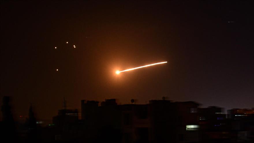 Defensa antiaérea siria repele ataque con misiles israelíes contra Damasco, 24 de febrero de 2020. (Foto: AFP)
