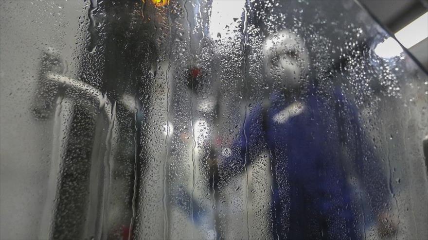 Una persona desinfecta un vagón de metro en la provincia de Isfahán, 23 de febrero de 2020. (Foto: FARS)