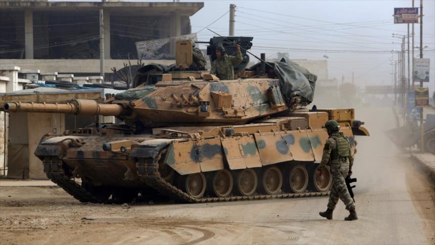 Un tanque M-60T del Ejército turco desplegado en la ciudad siria de Atareb, en la provincia noroccidental de Idlib, 19 de febrero de 2020. (Foto: AFP)