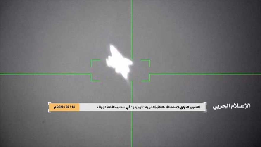 Imagen captada de un vídeo muestra momento en que un misil yemení impacta un avión Tornado Saudí, 14 de febrero de 2020.