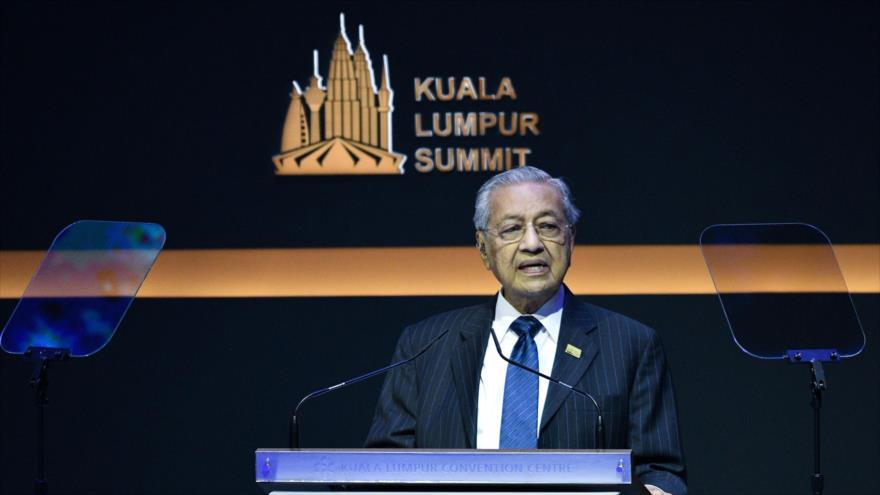 El primer ministro de Malasia, Mahathir Mohamad, habla en una cumbre en Kuala Lumpur (capital),19 de diciembre de 2019, (Foto: AFP)