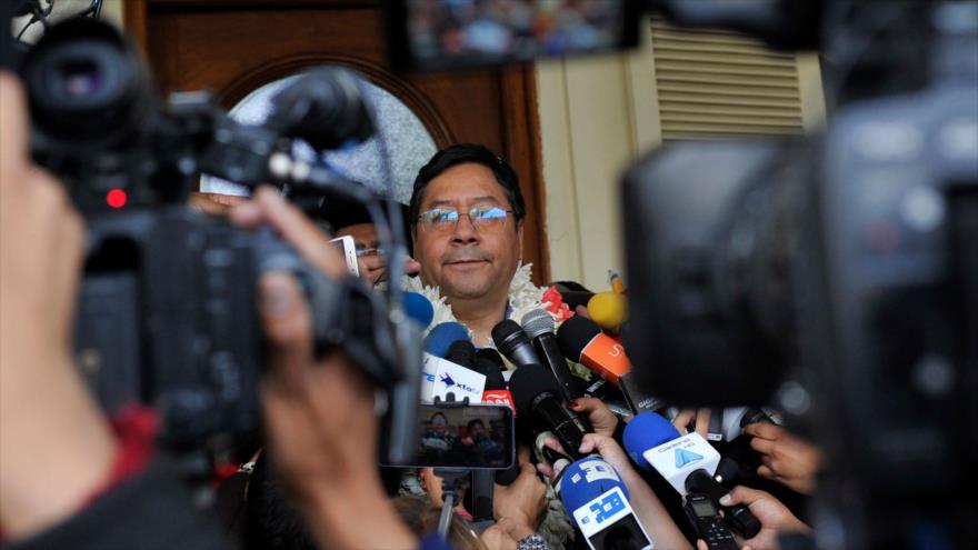 El candidato a la Presidencia de Bolivia del partido MAS, Luis Arce, habla con la prensa, en Bolivia, 3 de febrero de 2020. (Foto: AFP)