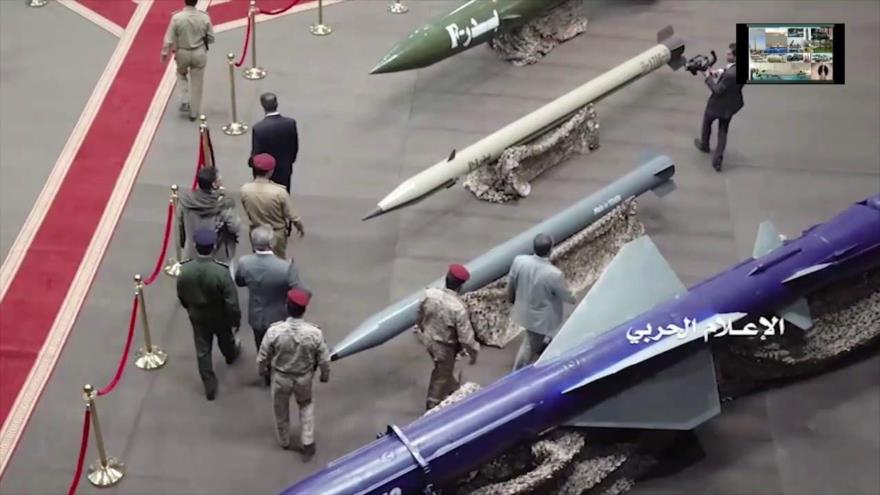 Fuerzas Armadas de Yemen muestran misiles balísticos de fabricación nacional en una exposición de misiles y sistemas aéreos.
