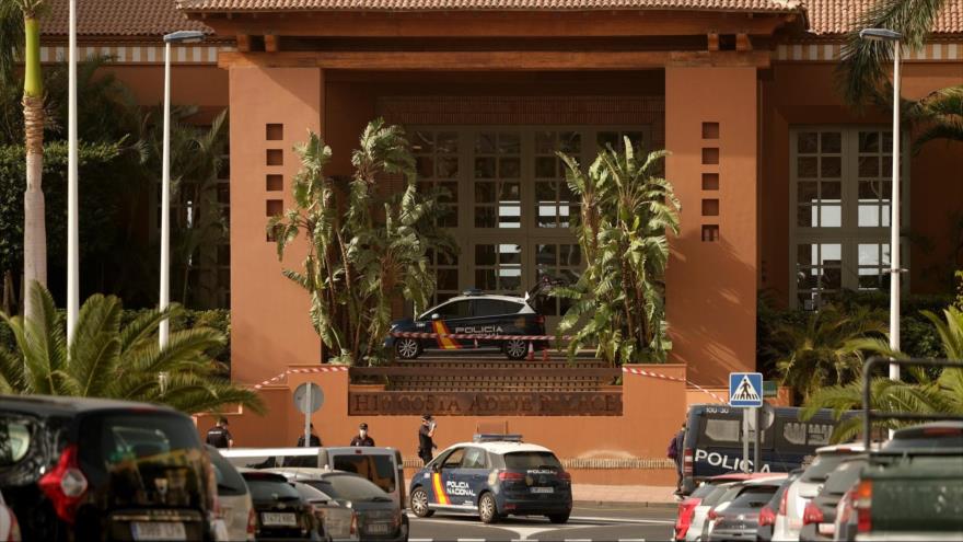 Cientos de turistas confinados en el hotel H10 Costa Adeje Palace, en el sur de la isla de Tenerife, por posible coronavirus.