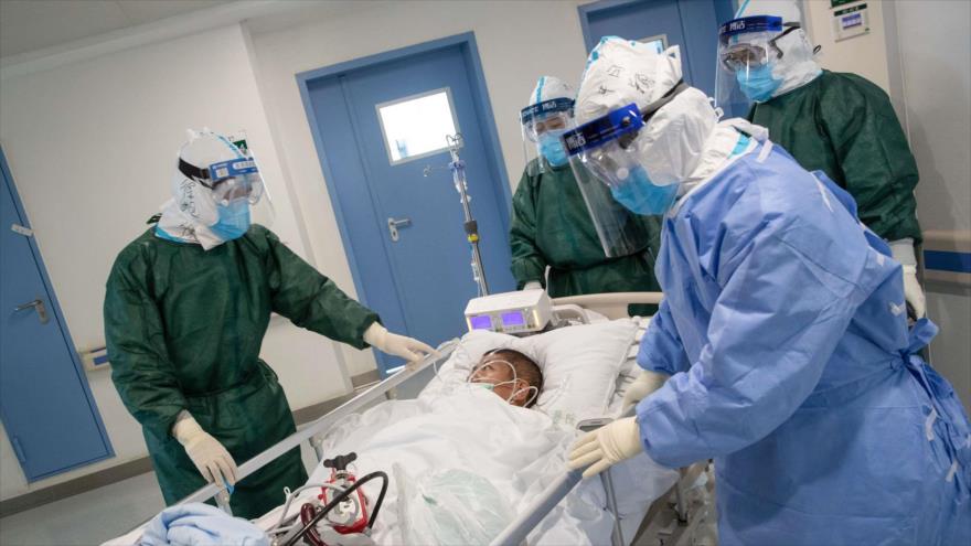 Enfermeros de un hospital de Wuhan atienden a un paciente chino infectado por el nuevo coronavirus en China.