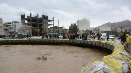 Alertados por lluvias, los iraníes toman medidas preventivas 