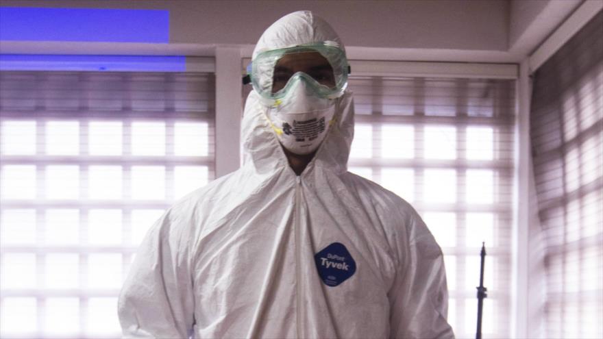 Un hombre con un traje propio para tratar a pacientes afectados por el coronavirus en Monterrey, México, 26 de febrero de 2020. (Foto: AFP)