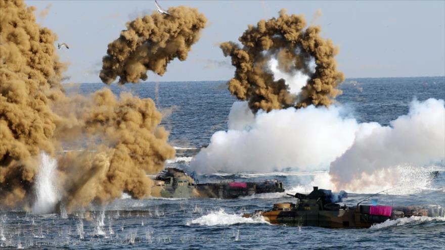 Las armadas de EE.UU. y Corea del Sur realizan maniobras en las aguas de Pohang, 5 de noviembre de 2018. (Foto: AFP)