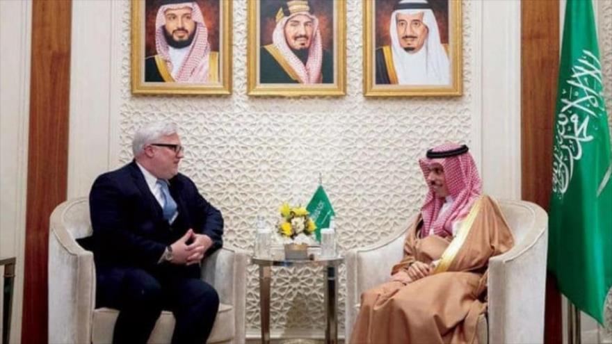 Canciller saudí, Faisal bin Farhan Al Saud (dcha.), y el subsecretario adjunto de Estado de EE.UU., Joel Rayburn, reunidos en Riad, 26 de febrero de 2020.