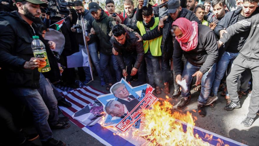 Manifestantes palestinos en Gaza queman retratos de Donald Trump y Benjamín Netanyahu en rechazo al llamado ‘acuerdo del siglo’, 31 de enero de 2020. (Foto: AFP)