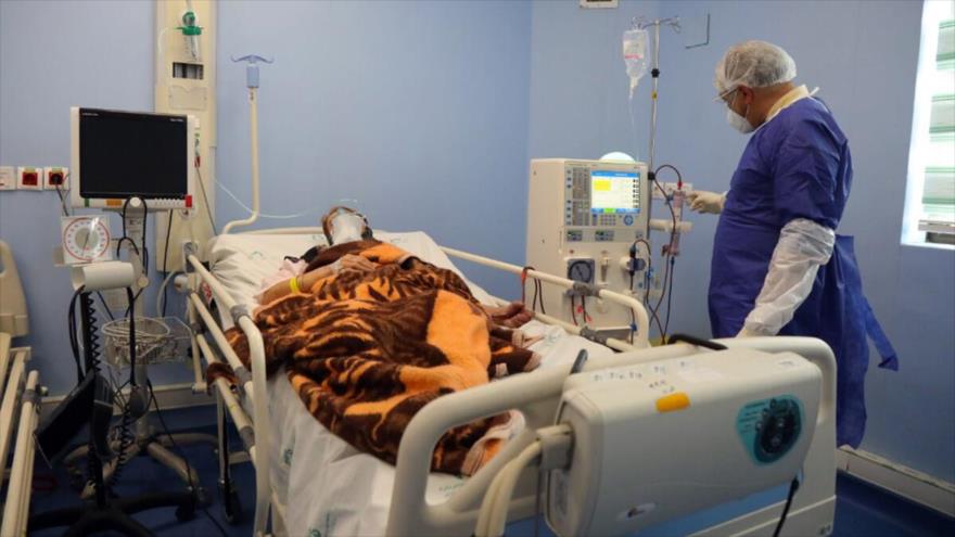Una persona hospitalizada en Irán tras ser diagnosticada con coronavirus.