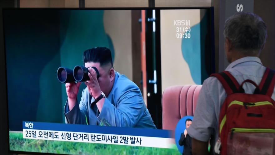 Un surcoreano mira una pantalla de televisión que muestra al líder de Corea del Norte, Kim Jong-un, supervisando unas maniobras militares, 31 de julio de 2019. 